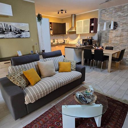 Varese Prime - Large Independent Apartment, Air Conditioning, 2 Bathrooms, 2 Free Covered Parking Spaces, No Restricted Traffic Zone, Train Station 100M, Theatre 150M, Historic City Centre Екстер'єр фото