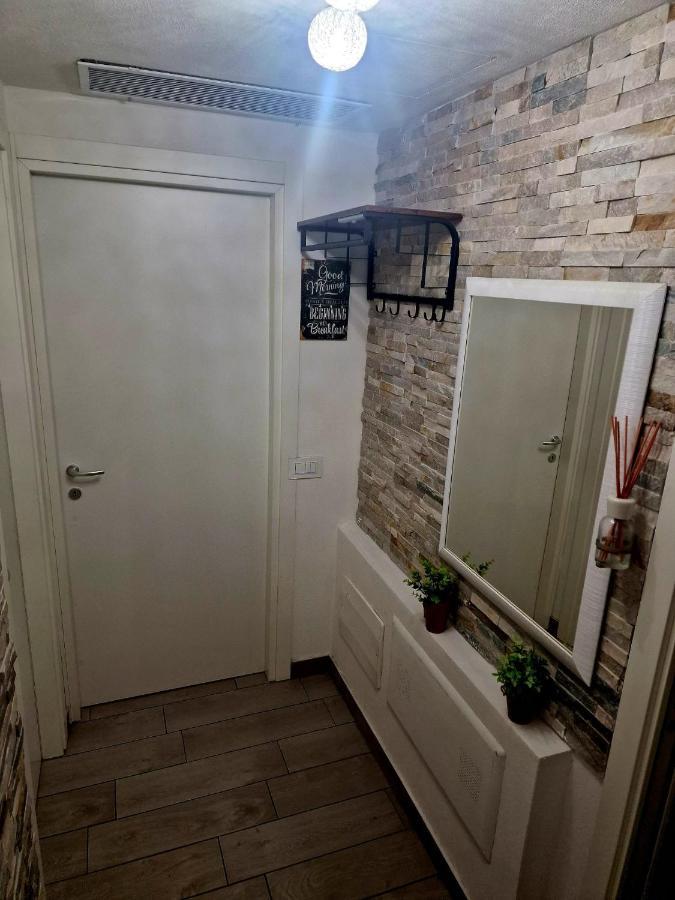 Varese Prime - Large Independent Apartment, Air Conditioning, 2 Bathrooms, 2 Free Covered Parking Spaces, No Restricted Traffic Zone, Train Station 100M, Theatre 150M, Historic City Centre Екстер'єр фото