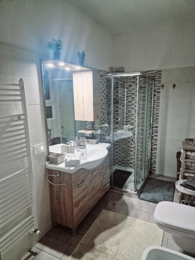 Varese Prime - Large Independent Apartment, Air Conditioning, 2 Bathrooms, 2 Free Covered Parking Spaces, No Restricted Traffic Zone, Train Station 100M, Theatre 150M, Historic City Centre Екстер'єр фото