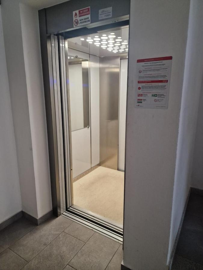 Varese Prime - Large Independent Apartment, Air Conditioning, 2 Bathrooms, 2 Free Covered Parking Spaces, No Restricted Traffic Zone, Train Station 100M, Theatre 150M, Historic City Centre Екстер'єр фото