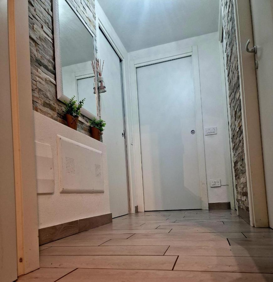 Varese Prime - Large Independent Apartment, Air Conditioning, 2 Bathrooms, 2 Free Covered Parking Spaces, No Restricted Traffic Zone, Train Station 100M, Theatre 150M, Historic City Centre Екстер'єр фото