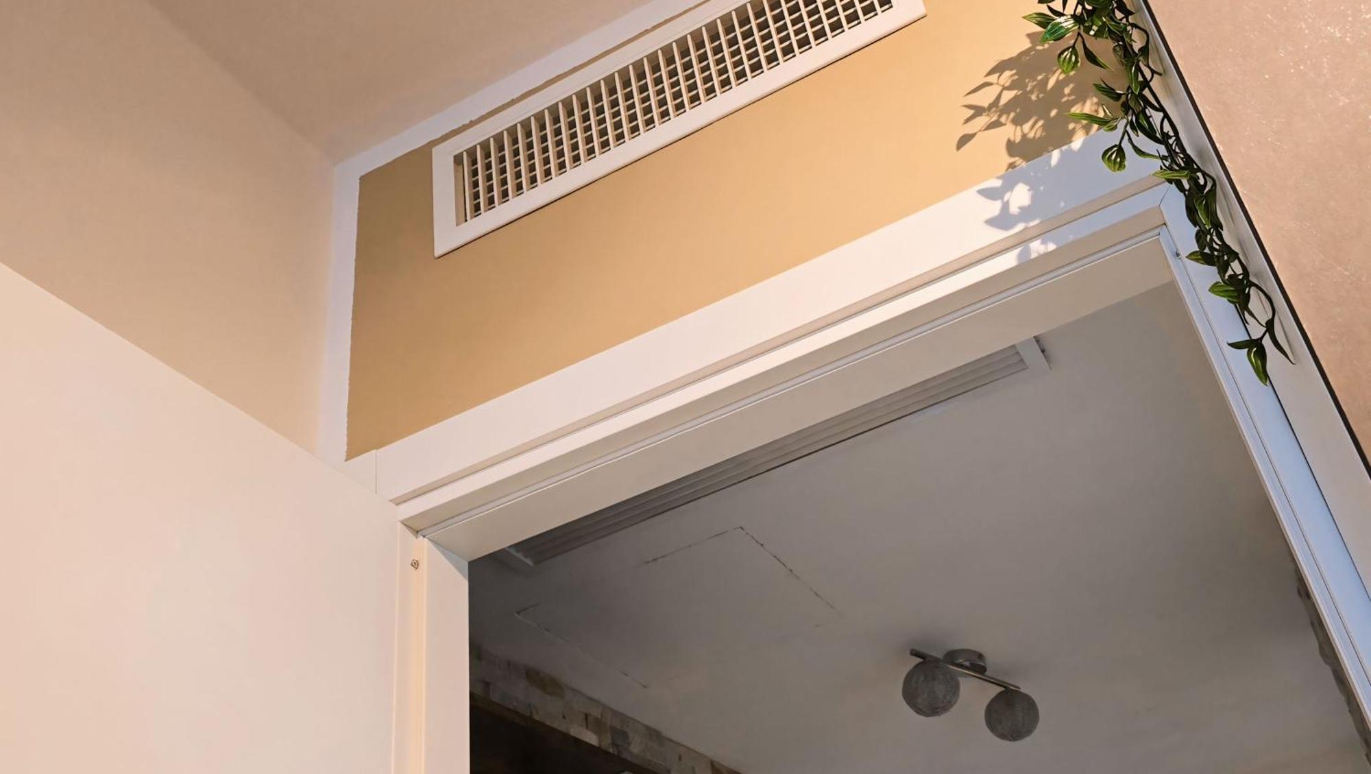 Varese Prime - Large Independent Apartment, Air Conditioning, 2 Bathrooms, 2 Free Covered Parking Spaces, No Restricted Traffic Zone, Train Station 100M, Theatre 150M, Historic City Centre Екстер'єр фото