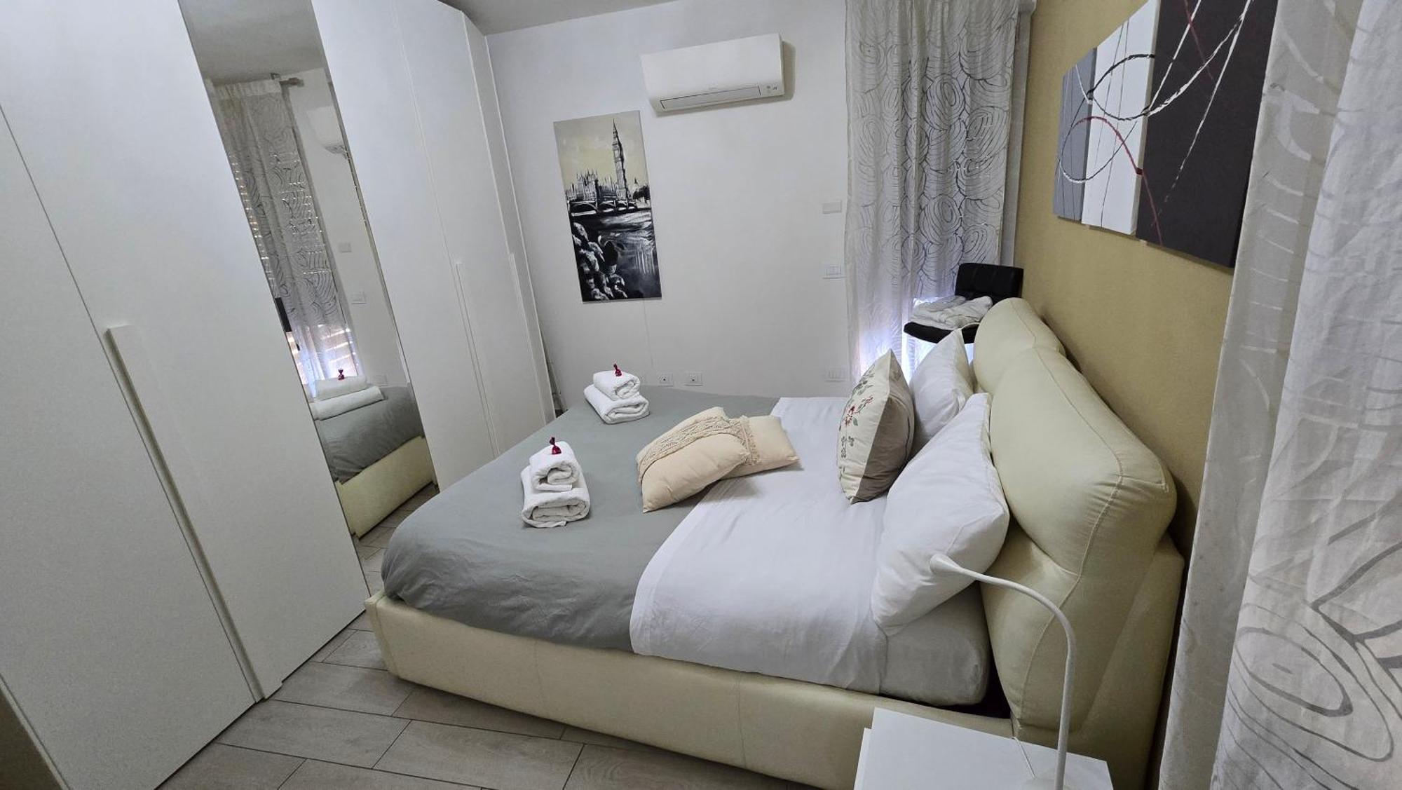 Varese Prime - Large Independent Apartment, Air Conditioning, 2 Bathrooms, 2 Free Covered Parking Spaces, No Restricted Traffic Zone, Train Station 100M, Theatre 150M, Historic City Centre Екстер'єр фото