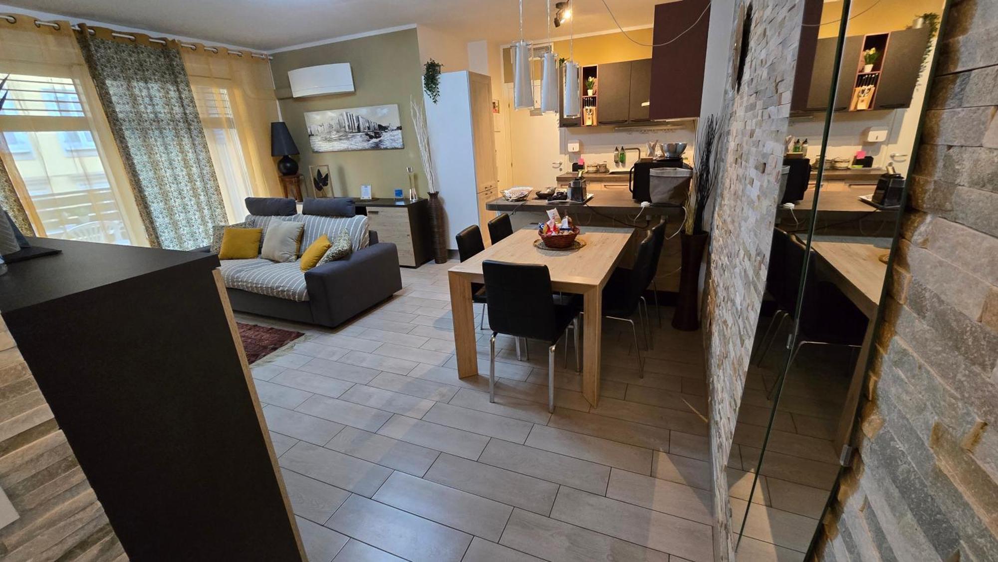 Varese Prime - Large Independent Apartment, Air Conditioning, 2 Bathrooms, 2 Free Covered Parking Spaces, No Restricted Traffic Zone, Train Station 100M, Theatre 150M, Historic City Centre Екстер'єр фото