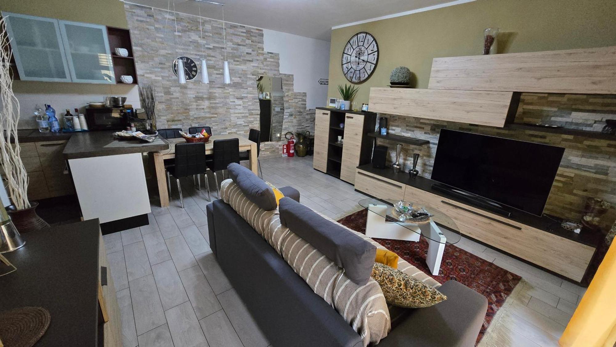 Varese Prime - Large Independent Apartment, Air Conditioning, 2 Bathrooms, 2 Free Covered Parking Spaces, No Restricted Traffic Zone, Train Station 100M, Theatre 150M, Historic City Centre Екстер'єр фото