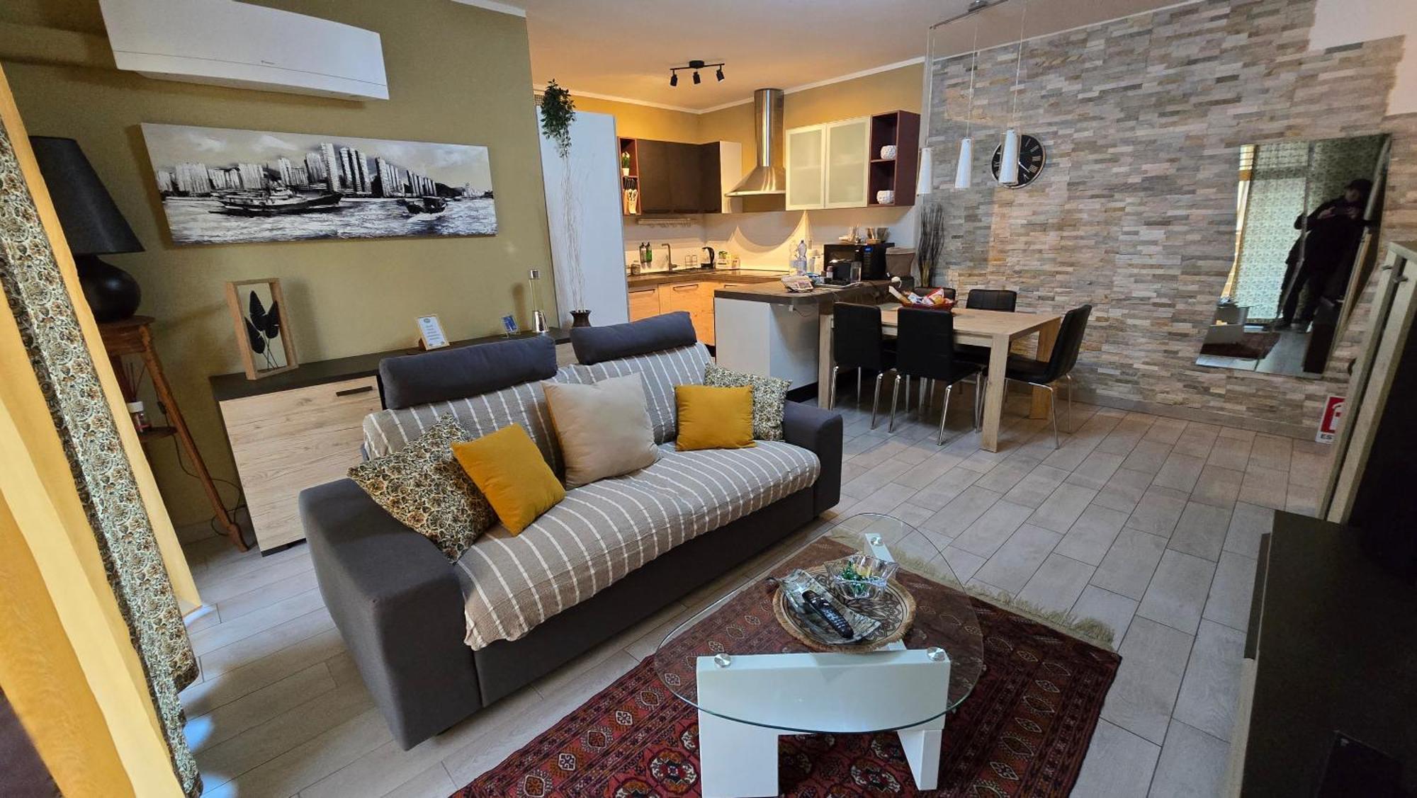 Varese Prime - Large Independent Apartment, Air Conditioning, 2 Bathrooms, 2 Free Covered Parking Spaces, No Restricted Traffic Zone, Train Station 100M, Theatre 150M, Historic City Centre Екстер'єр фото