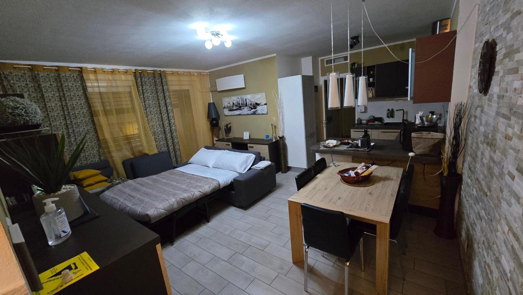 Varese Prime - Large Independent Apartment, Air Conditioning, 2 Bathrooms, 2 Free Covered Parking Spaces, No Restricted Traffic Zone, Train Station 100M, Theatre 150M, Historic City Centre Екстер'єр фото